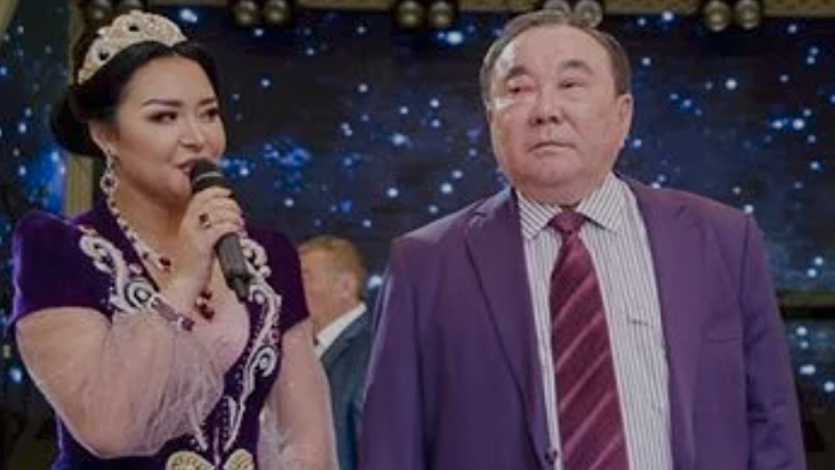 Qo‘lini qizning etagiga qo‘ydi Voyaga etgan ayollar dumba video