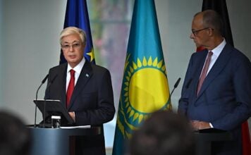 Миротворец или партнер по нефти? Комплименты Токаева в адрес Путина и реакция на них Мерца